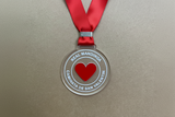 Medalla en acrilico transparente 3 mm con vinil rojo y grabado laser - 8 cm  (C 69818)