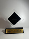 Trofeo en acrílico transparente con acrílico negro y graboplac dorado -25 cm x 30cm (C75288)