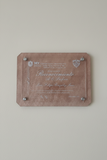 Placa conmemorativa en base de MDF Chapado de 3 mm con relieve en acrílico transparente -28 cm x 20 cm (A16495)