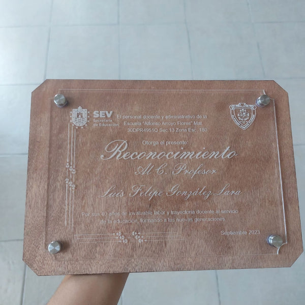 Placa conmemorativa en base de MDF Chapado de 3 mm con relieve en acrí ...