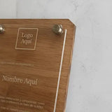 Reconocimiento en MDF chapado 3 mm con relieve en acrilico transparente 3mm con grabado - 14 cm x 16 cm (C71288)