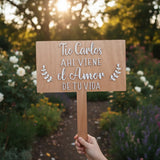 Letrero en MDF  enchapado con letras en relieve en MDF acabado en vinil - 35 cm x 40 cm (C74103)