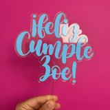 Cake topper en acrilico transparente con relieves acabado en vinil -17cm x24cm (C75841)