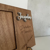 Porta retrato en triplay con nombre y  grabado laser - 25 cm x 20 cm (A15519)