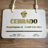Letrero Abierto/Cerrado en acrilico blanco 3 mm con dorado espejo -30 cm x 20 cm (C75992)