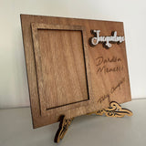 Porta retrato en triplay con nombre y  grabado laser - 25 cm x 20 cm (A15519)