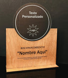 Reconocimiento en acrilico transparente 3mm con base en triplay 2.5 mm -15 cm x 25 cm (A15886)